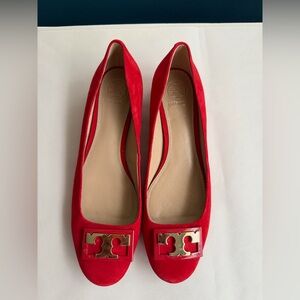 Tory Burch Gigi Suede Pumps Gold Logo Block Heel Red Womens US 7.5